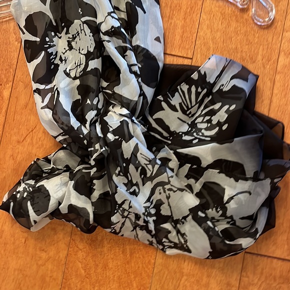 Anne Klein silk scarf - Picture 7 of 7